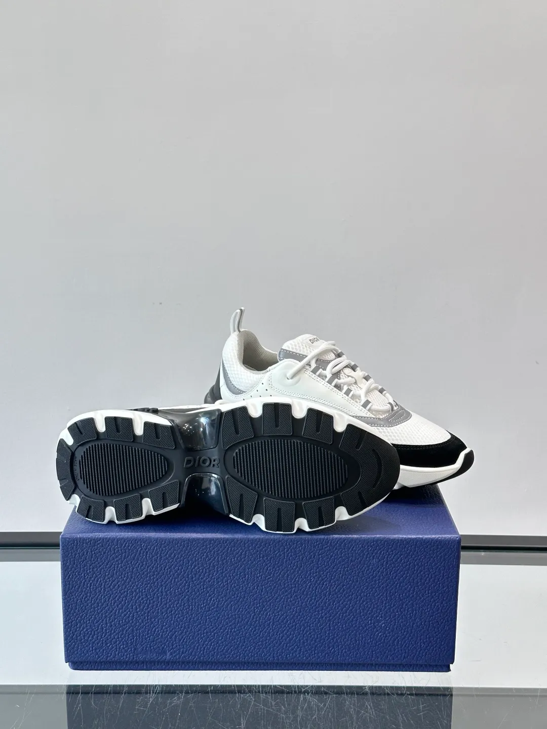 Men's shoes 💰p520 "Dior" B22 retro jogging shoes, inspired by classic jogging shoes, low-top thick sole design, cow leather + mesh fabric splicing, perfect texture and breathable. The black and white engraved rubber sole has great grip and comfort, and is OK for daily wear or sports! There is an embossed "CD" logo on the side of the shoe, which is low-key and recognizable. Rich colors, black and white, gray and blue, etc., versatile and fashionable, loved by European and American hip-hop circles and bloggers, a must-have for trendy wear size: 39-44 (customized at 45.46)